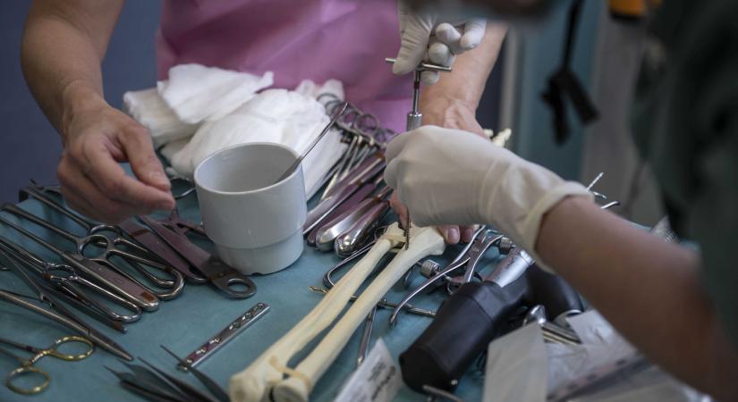 Várólisták: hiába a plusz forrás, nem teljesülnek a kormányzati ígéretek
