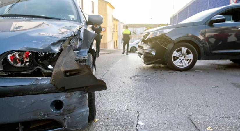 Három jármű ütközött Szegeden: rendőrök terelik a forgalmat a helyszínen
