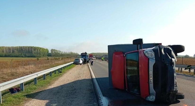 Durva fotók a helyszínről: az ütközés erejétől felborult a kisteherautó, megbénította a közlekedést
