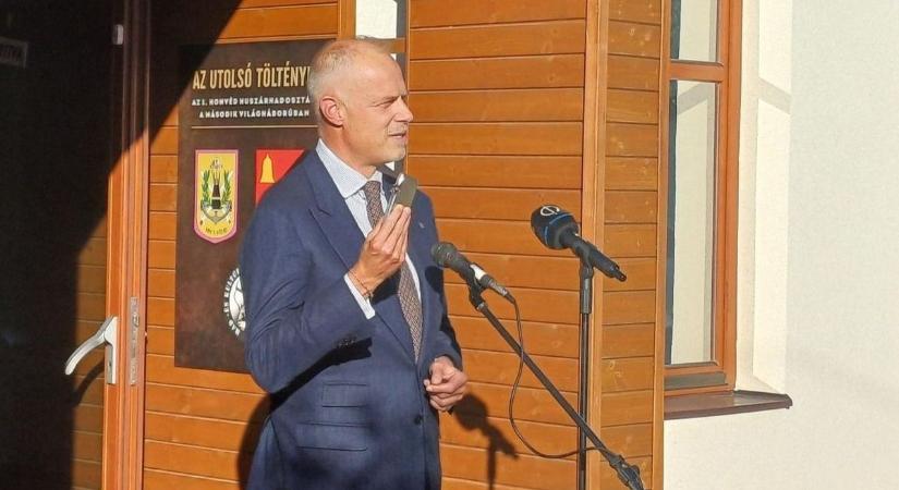 A miniszter huszár leszármazottként is jött a Vértesbe (galéria)