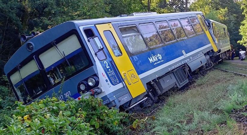 Itt vannak az első képek a Magyarkútnál kisiklott, árokba dőlt személyvonatról (FOTÓ)