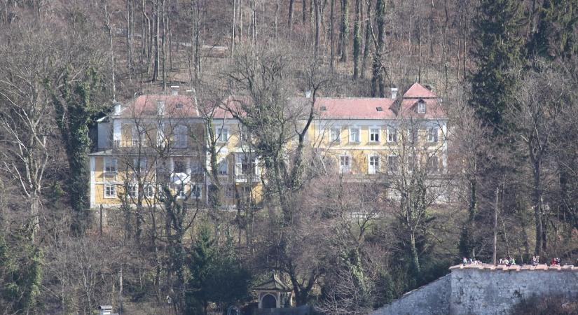 Átvághatja a hegyet a milliárdos, hogy összekösse villáját a belvárosi parkolóházzal – zöld utat kapott Wolfgang Porsche terve