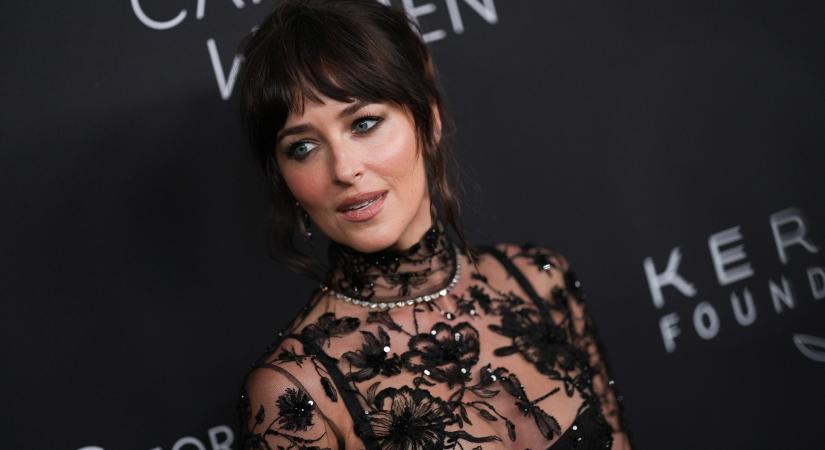 Ez ám a pucérruha! Dakota Johnson csipkés szettje alig takart valamit