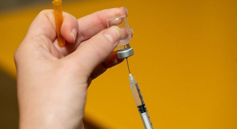 Újrakezdik az oltakozást a Covid ellen az európai országban: de már nem engedik mindenkinek