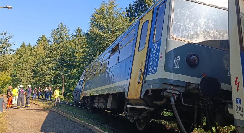 Ketten kórházban: elnézést kért a MÁV a kisiklott vonat miatt – Fotók!