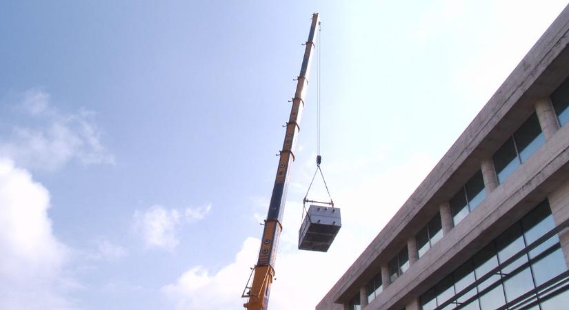 Többtonnás elemeket reptet a levegőben egy daru Debrecen belvárosában