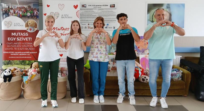 Megható és példamutató – Bajnokok adományoztak a nyíregyházi kórház gyermekosztályán gyógyulóknak