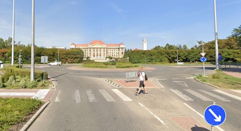Baleset a debreceni körforgalomban