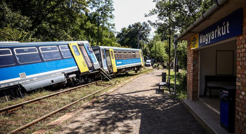 Oldalára borult kocsik, lezárt pálya: képeken a vonatkisiklás helyszíne