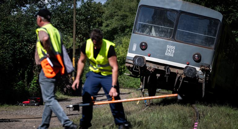 „Biztos, hogy itt fogunk reggelizni” – még mindig nem tudják, miért siklott ki a vonat Magyarkútnál
