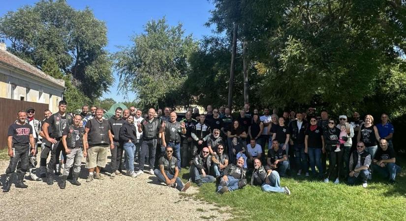 A motorosok félmillió forintot gyűjtöttek Vilikének