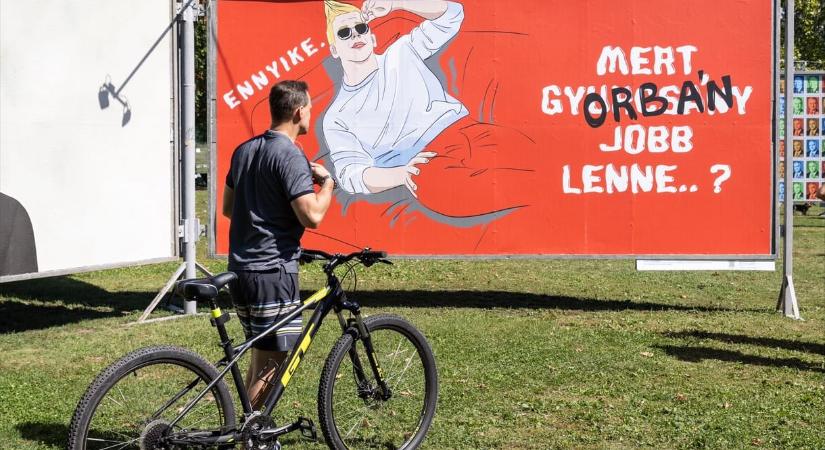 Libernyákok és macskás Fidesz – fotók a 25. ARC kiállításról