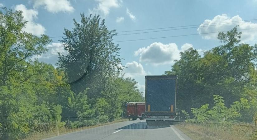 Karambol Tiszaújvárosban: teljes útlezárás!