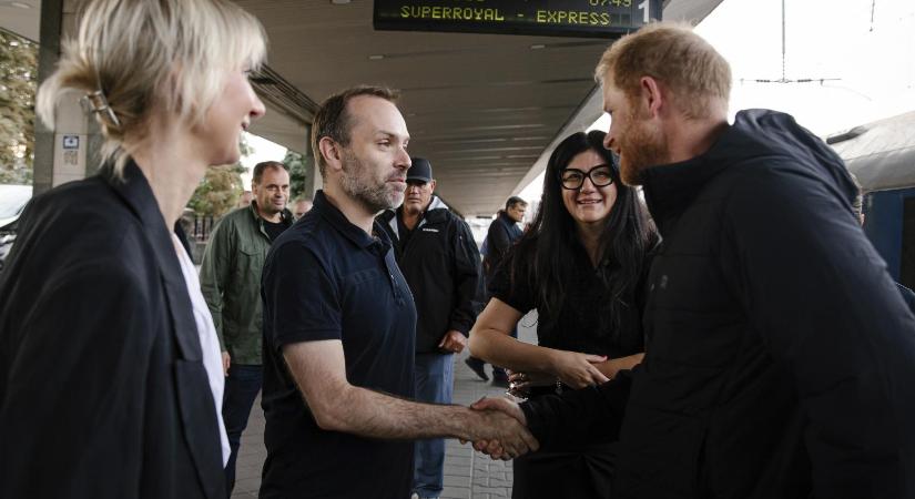 Harry herceg váratlanul Ukrajnába ment, hogy a háborús sebesülteket támogassa