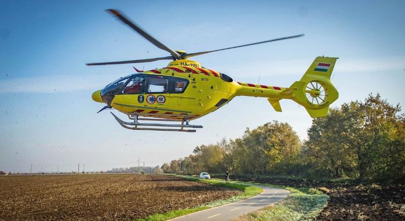 Fasorba sodródott egy autó a hajdú-bihari úton, mentőhelikopter érkezett a helyszínre