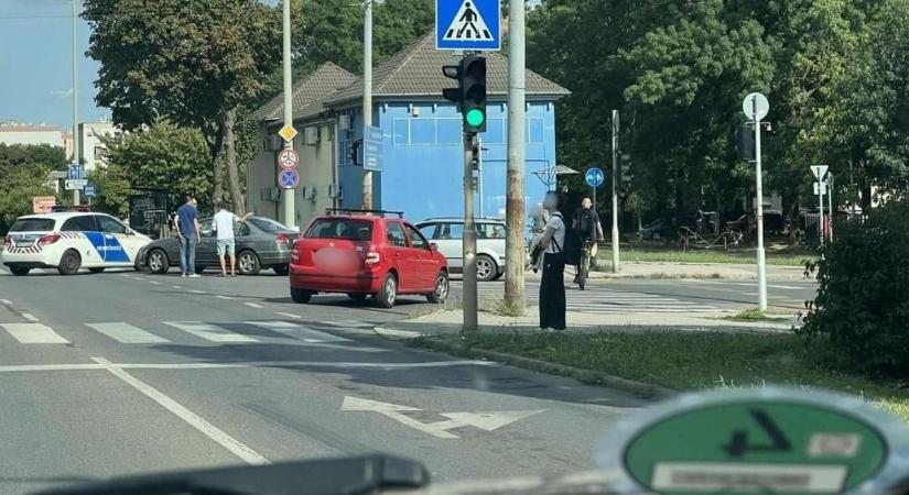 Két autó karambolozott Uránvárosban, szükség volt a rendőrökre is!