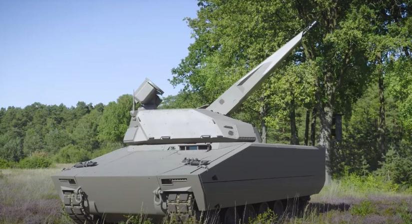 Londonban mutatták be a Magyar Honvédség legújabb harcjárművét – robotokat is képes elpusztítani (VIDEÓ)