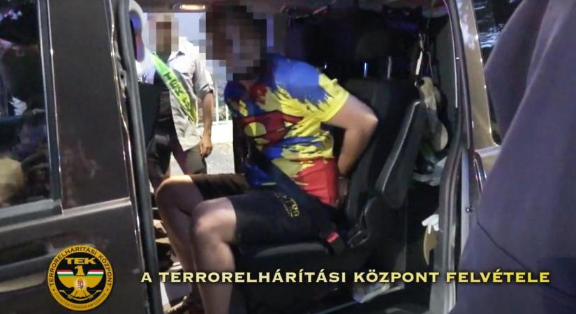 Borzalom: késsel, a gyerekei előtt szurkálta az élettársát a TEK által elfogott férfi