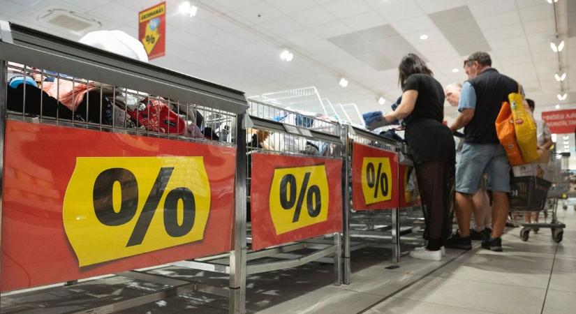 Tömegnyomor az Aldiban: fillérekért vitték a zoknikat, cipőket és kabátokat a nyíregyháziak