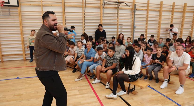 Sztárvendég érkezett: az X-faktor korábbi győztese ezt üzente a pécsi diákoknak (GALÉRIAVIDEÓ)