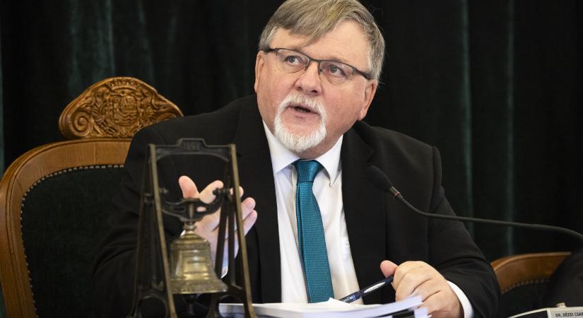 Dézsi Csaba András szerint nem a politikai kapcsolatai miatt kapott a felesége papagájmentő alapítványa 5 milliós állami támogatást