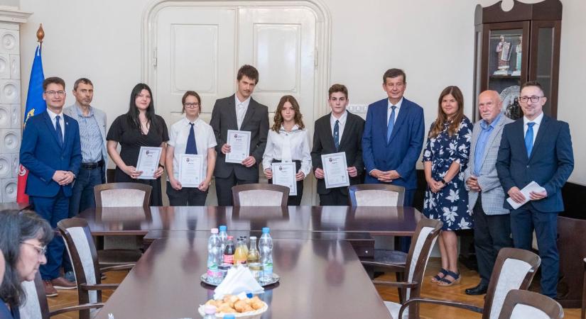 Székesfehérvár tehetséges diákjait díjazták a Városházán