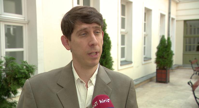 Vádat emelt és fegyházbüntetést indítványoz az ügyészség a pedofíliával gyanúsított pedagógiai asszisztens ellen  videó