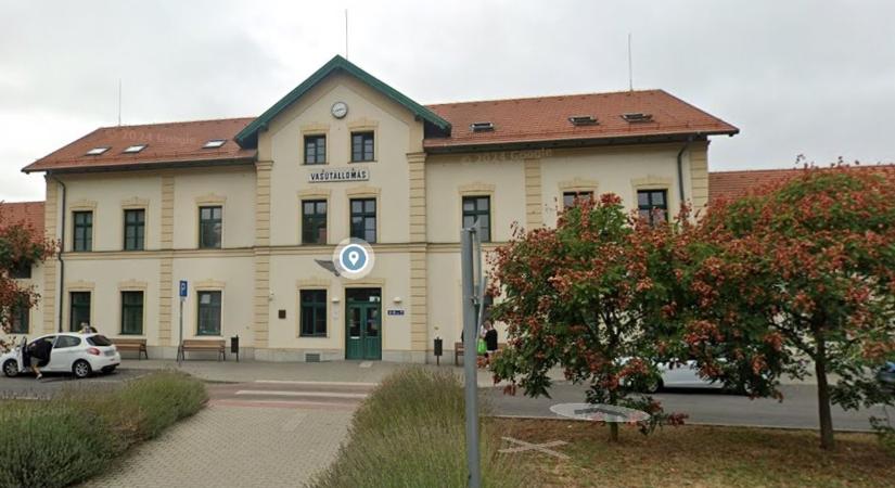 Helyszíni fotó: megérkezett a HÉV Esztergomba