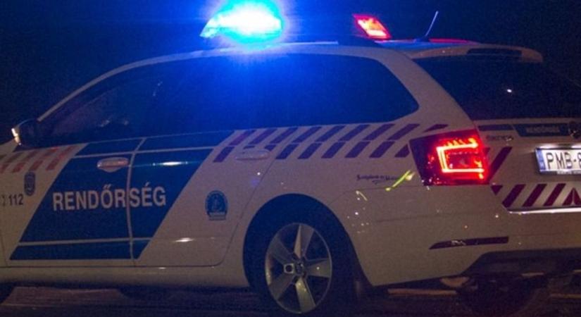 Villanyoszlopnak csapódott egy autó a hevesi községben, lezárták az utat