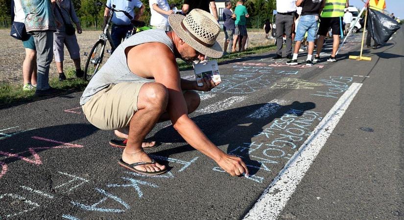 Lázár Jánost Charlie Kirkkel azonosító feliratot rajzoltak a batidai kastély előtti aszfaltra