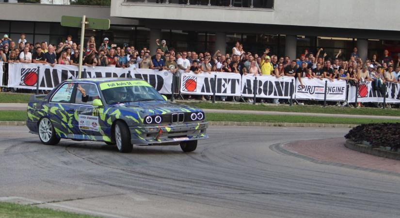 Driftelő Ladák és BMW-k a belvárosban – emberek százai őrjöngtek az út szélén (videó)