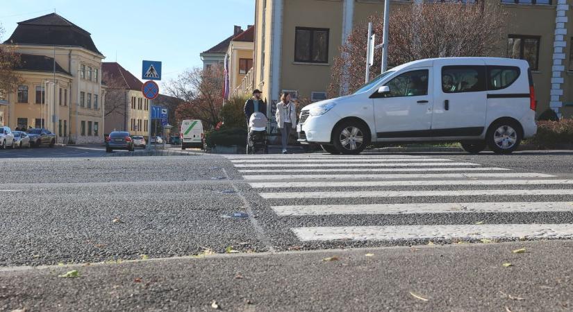 Döbbenetes: Hajszálon múlt az újabb baleset a város egyik legveszélyesebb zebráján