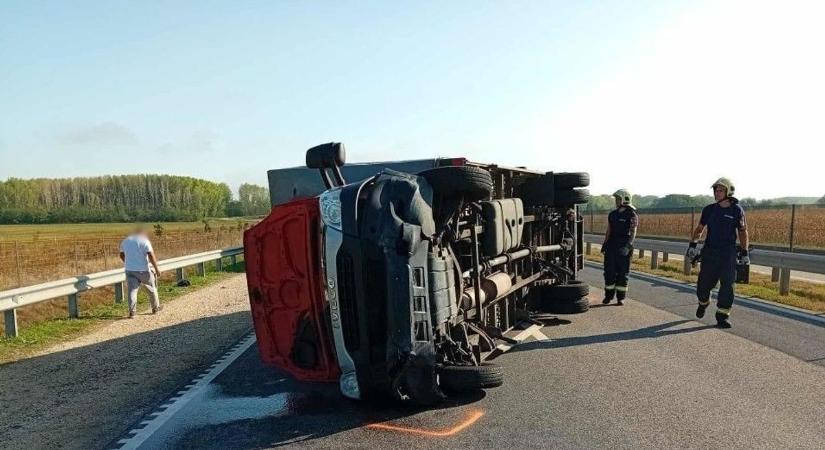 Teljesen megbénult a forgalom az M4-esen – drámai fotókon mutatjuk a baleset helyszínét
