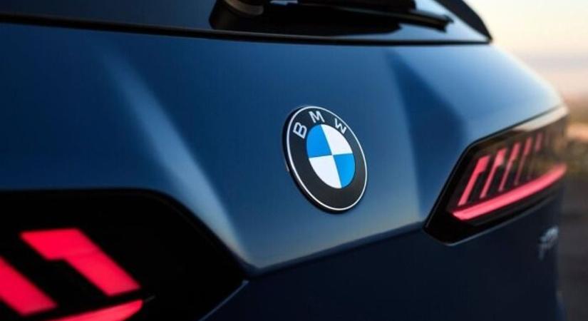Ez sokaknak nem fog tetszeni: a BMW egyszercsak lecserélte a logóját, pont a debreceni gyár modelljén vezette be -– így néz ki az új