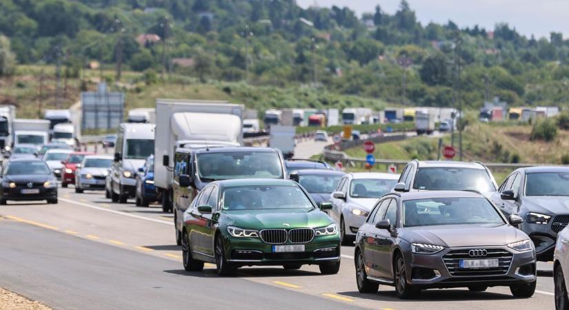 Balesettel indult a reggel az M1-esen: több jármű is megsérült
