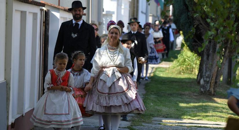 Szüreti felvonulás lovaskocsikkal, bíróval, bírónéval, jegyzőpárral
