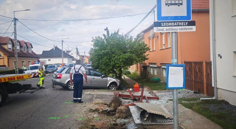 Út melletti buszmegállónak, majd egy épületnek ütközött egy autó Szombathelyen - fotók