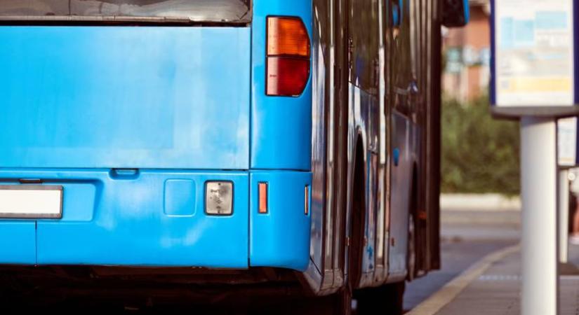 Újabb BKV-busz gyulladt ki Budapesten - Durva videón a lángoló jármű