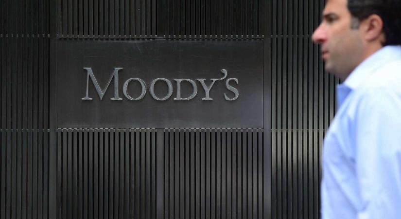 Érvényben hagyta Románia államadós-osztályzatának negatív kilátását a Moody's