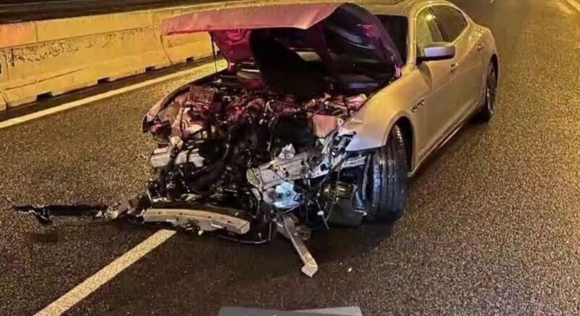 Őrült hajsza: Maseratival menekült a rendőrök elől, szalagkorlátnak csapta a drága sportkocsit (VIDEÓ)