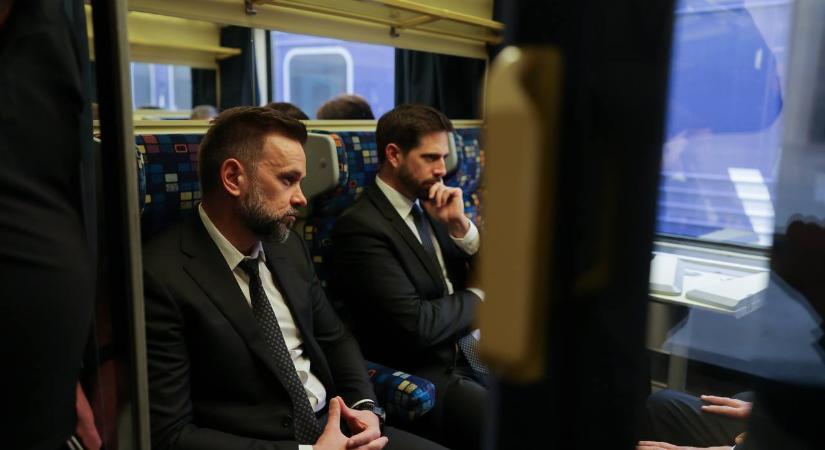 Ukrajna és Magyarország képviselői elindították az első vonatot, amely az újonnan épített európai szabványú vasúti pályán közlekedik az Ungvár–Budapest–Bécs útvonalon
