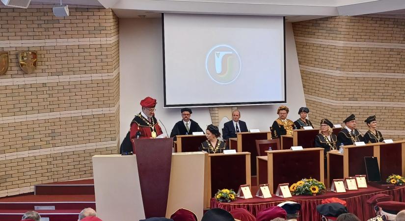 Ünnepélyes megnyitóval indult a Selye János Egyetem 22. akadémiai éve