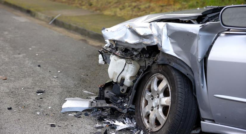 Egy pillanatra nem figyeltek oda, baleset lett a vége a kereszteződésben