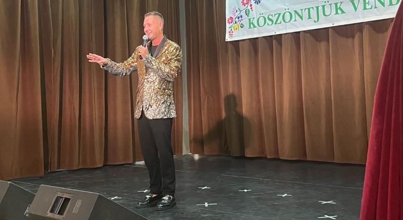 Peter Sramek fergeteges előadásával indult az akasztói Kisasszony-napi búcsú – fotók, videó