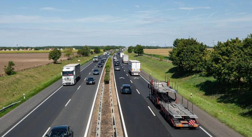 Óriási dugó alakult ki egy baleset miatt az M1-esen