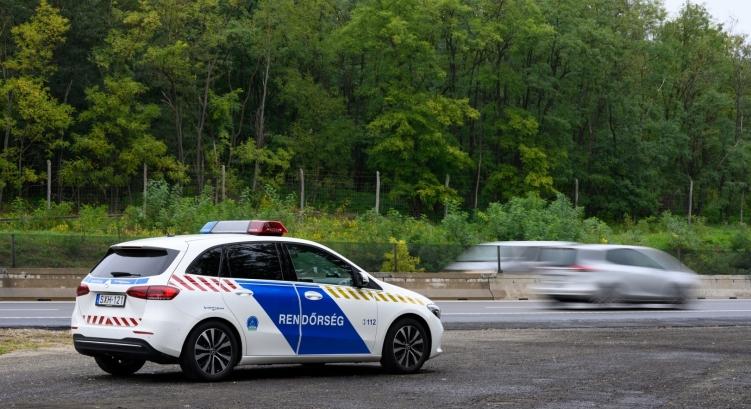 A telefonozó autósokat fogják vadászni a rendőrök