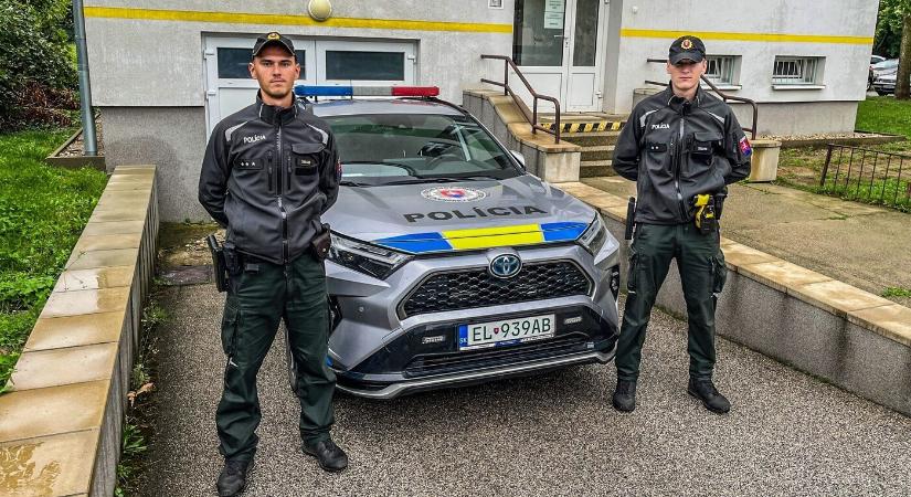 Hőstett élesben: rendőrök mentették meg a sínek között ücsörgő nő életét