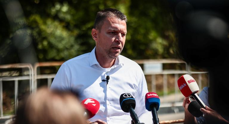 Vadidegen férfi Menczer Tamásnak egy pihenőhelyen: Maga még él?