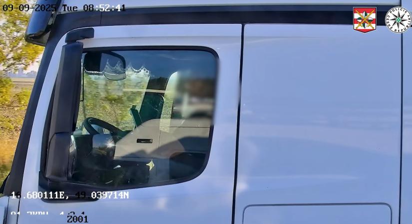 Döbbenetes szabálytalanságok: nagyszabású razziát tartott a cseh rendőrség a D2-es autópályán (videóval)