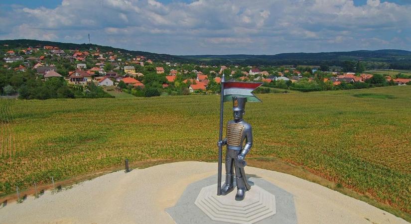 Fotókon és videón Pákozd büszkesége: íme Európa legnagyobb huszárszobra!